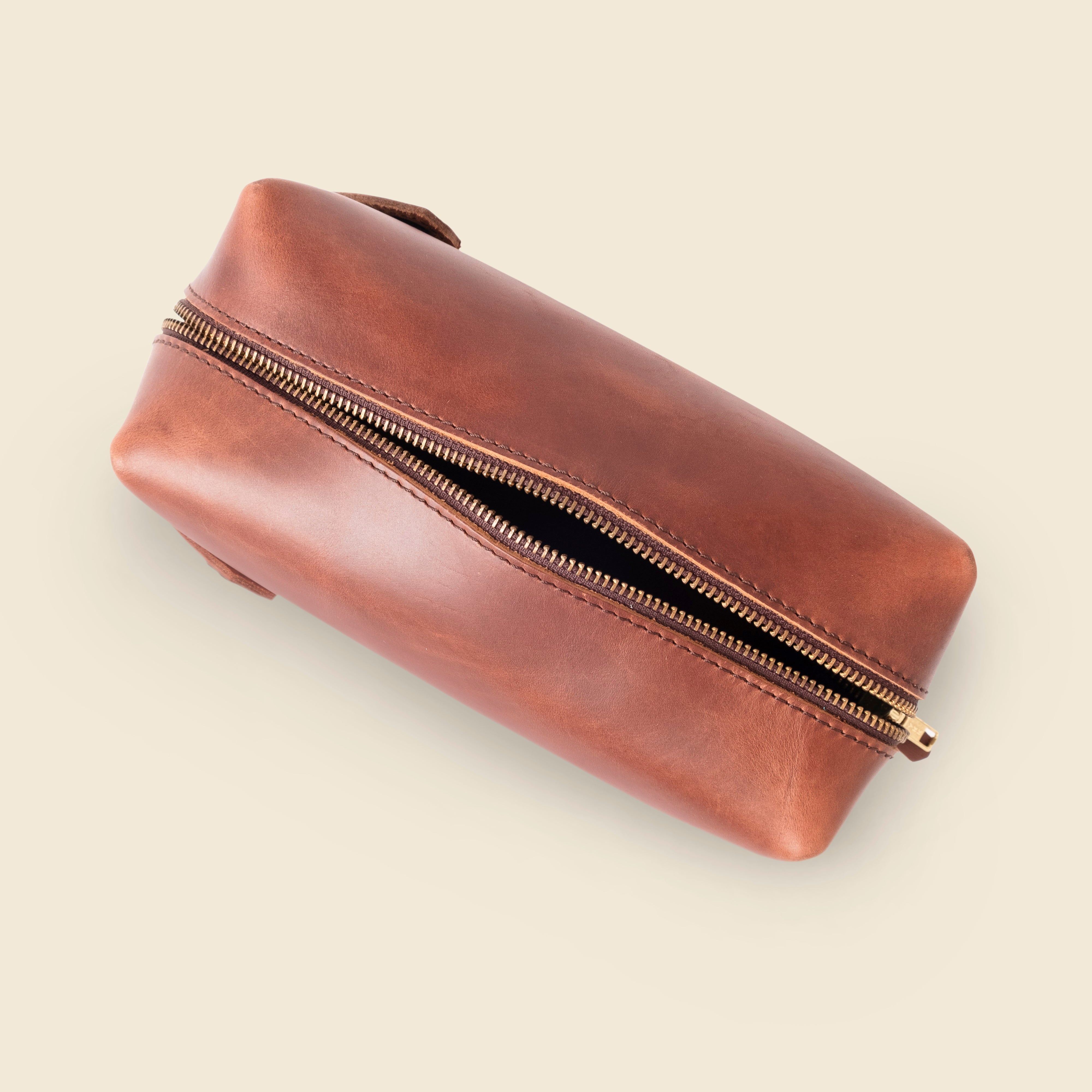 rustico leather toiletry bag for corporate gifts